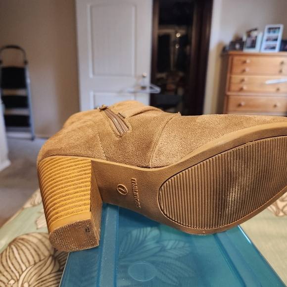 Shoes - Picture 4 of 5